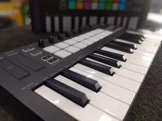 Novation Launchkey Mini Mk3 Teclado Midi /